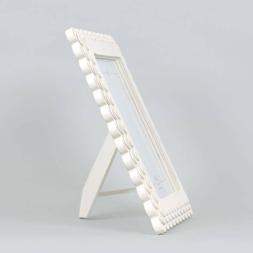 White wood scallop photo frame (8x10)