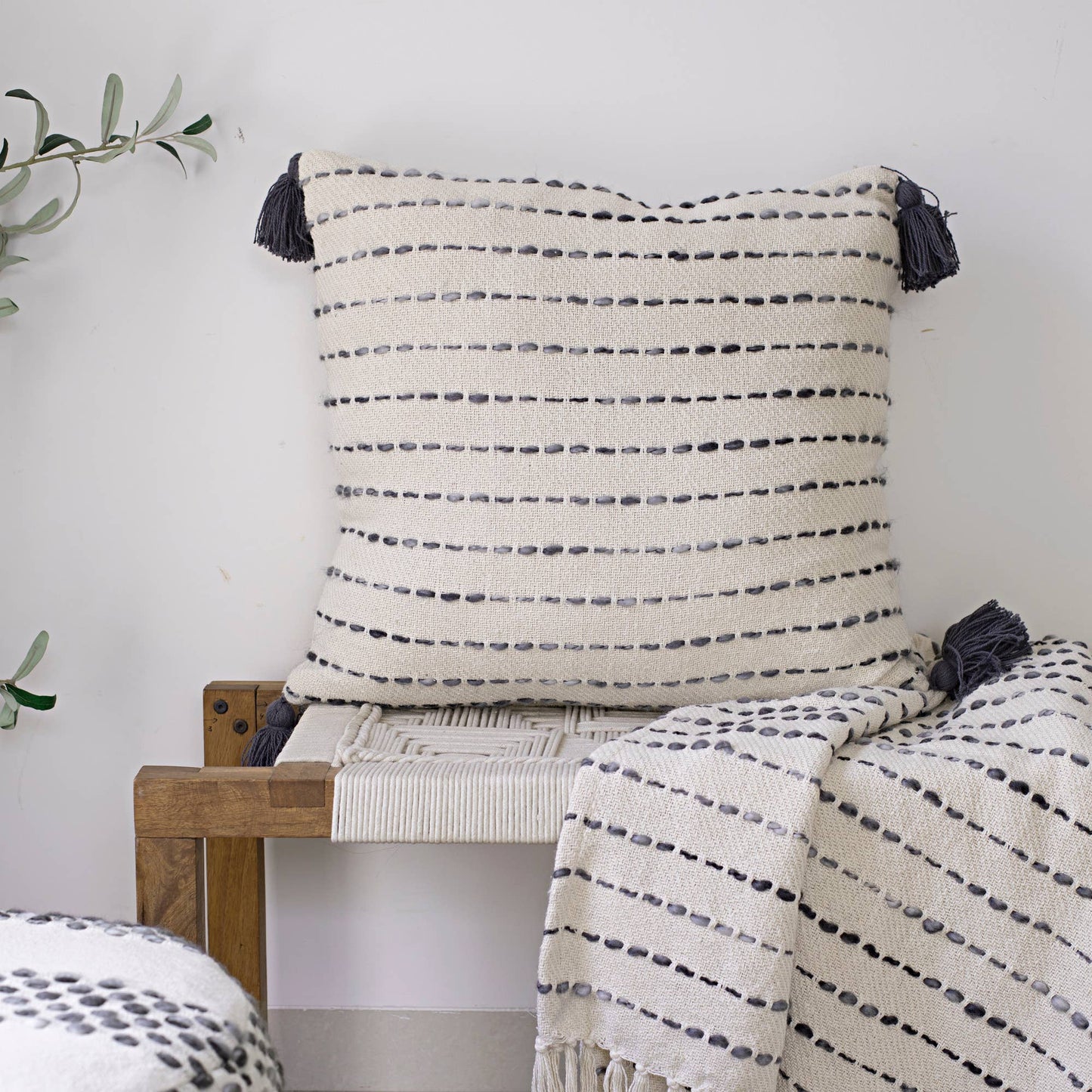 Striped Ombre Farmhouse Flatweave Throw Pillow: White/ Beige / Polyfill