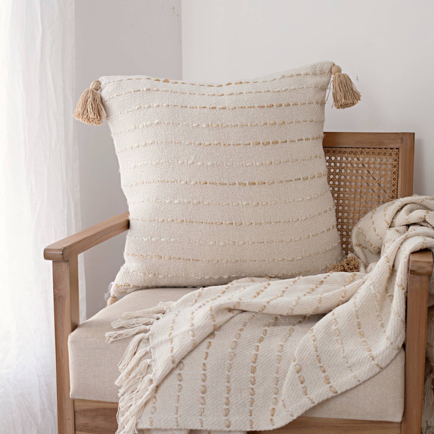 Striped Ombre Farmhouse Flatweave Throw Pillow: White/ Beige / Polyfill