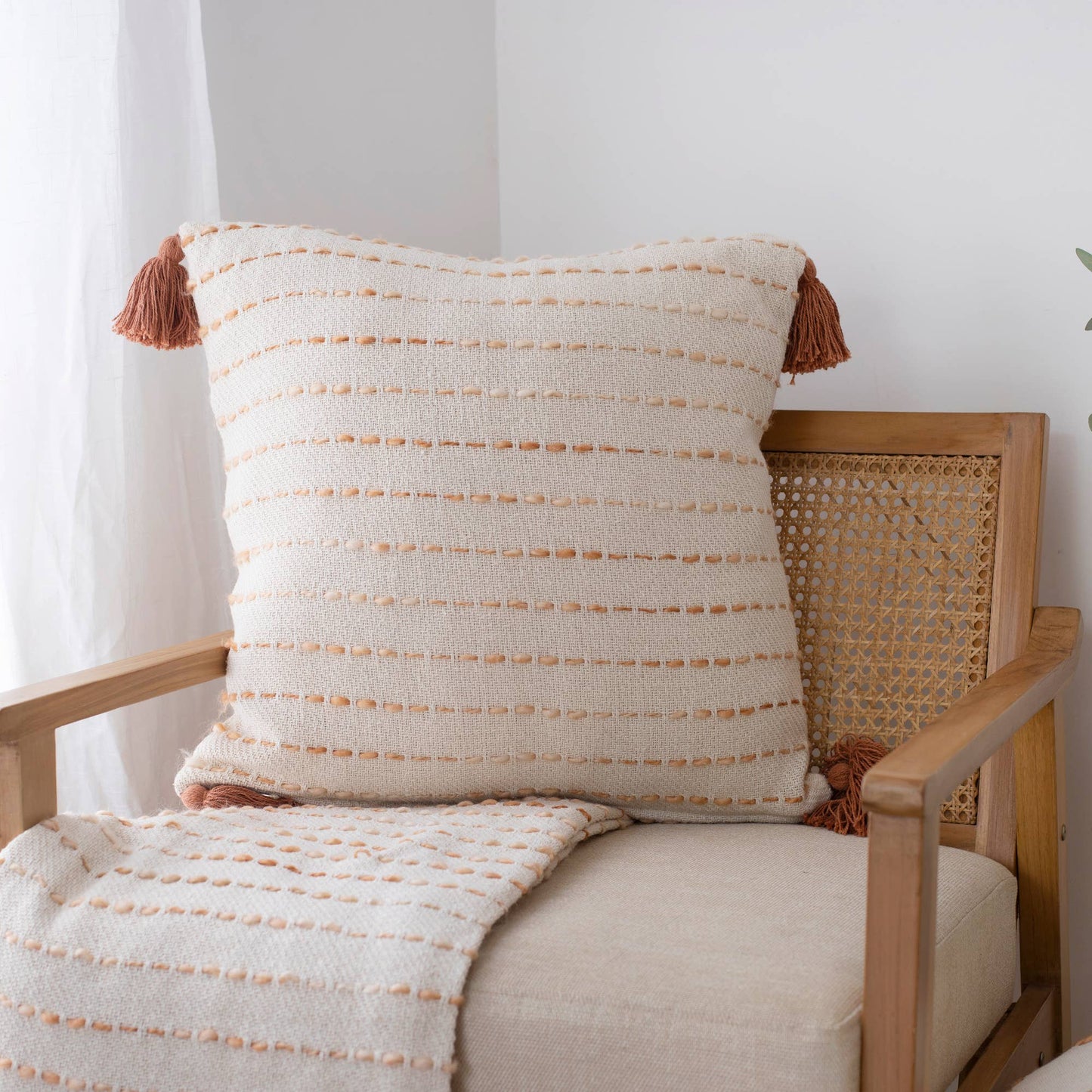 Striped Ombre Farmhouse Flatweave Throw Pillow: White/ Beige / Polyfill