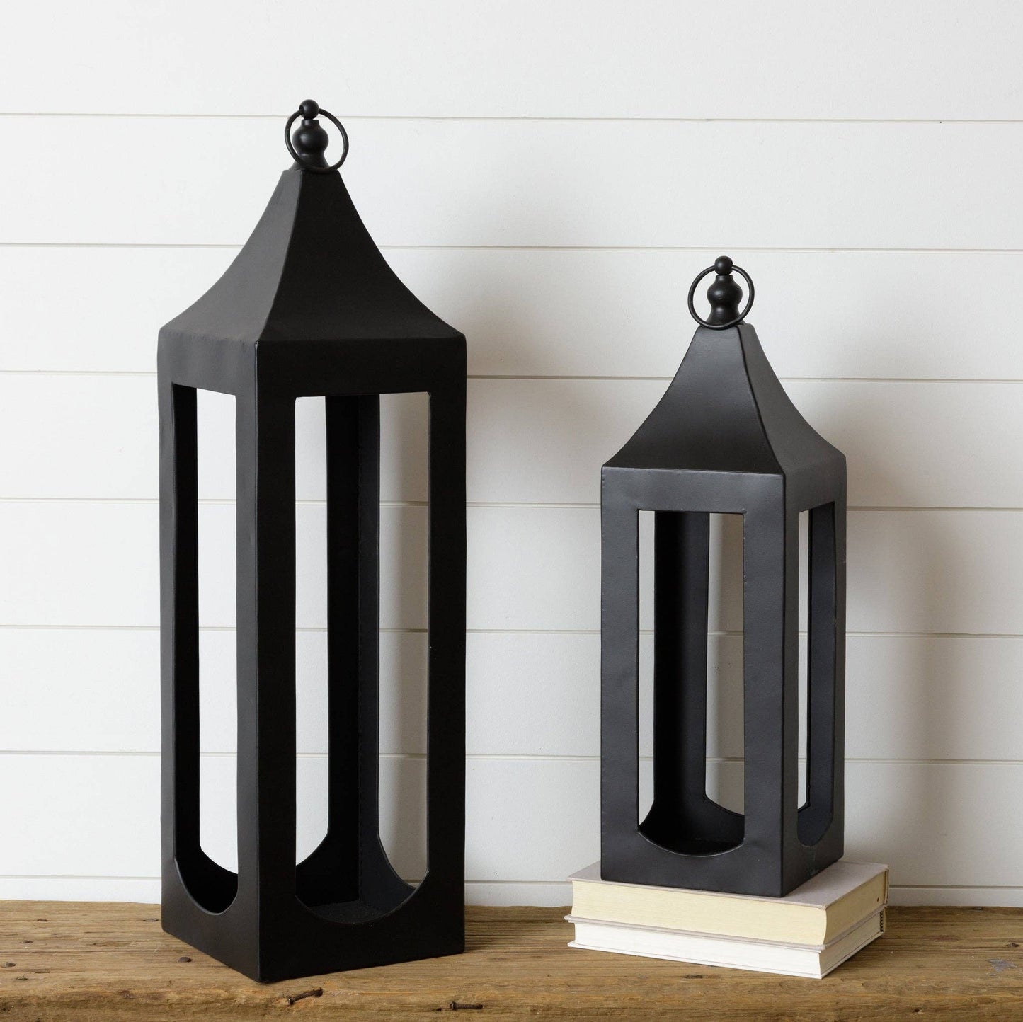 Black Lanterns (Set Of 02)