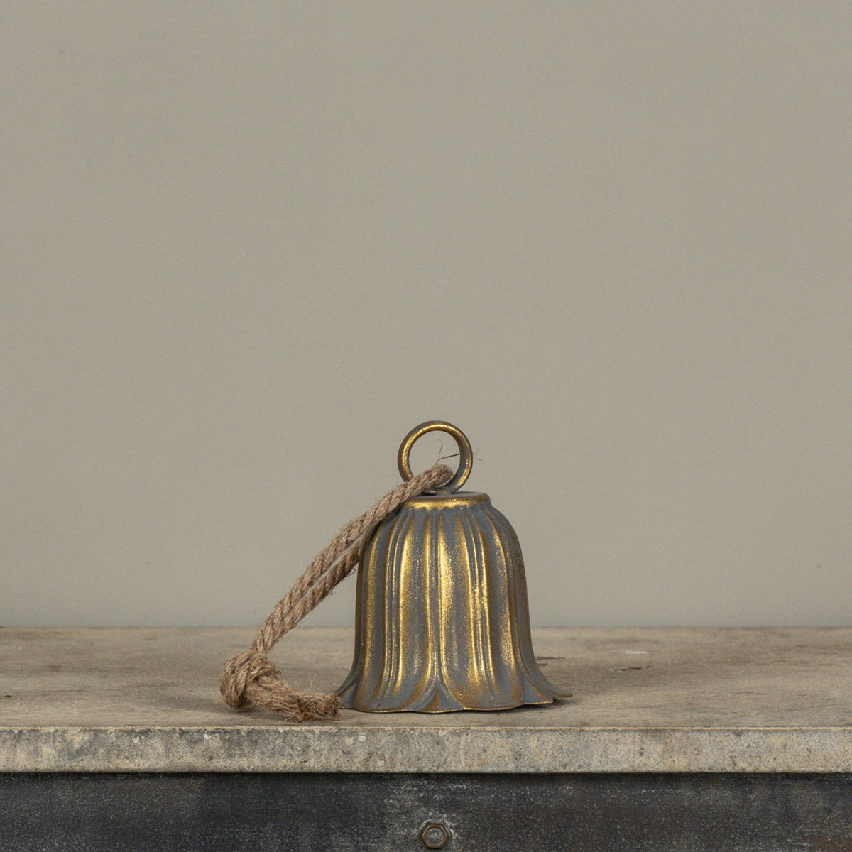 5.25" AGED GOLD FLOWER BELL