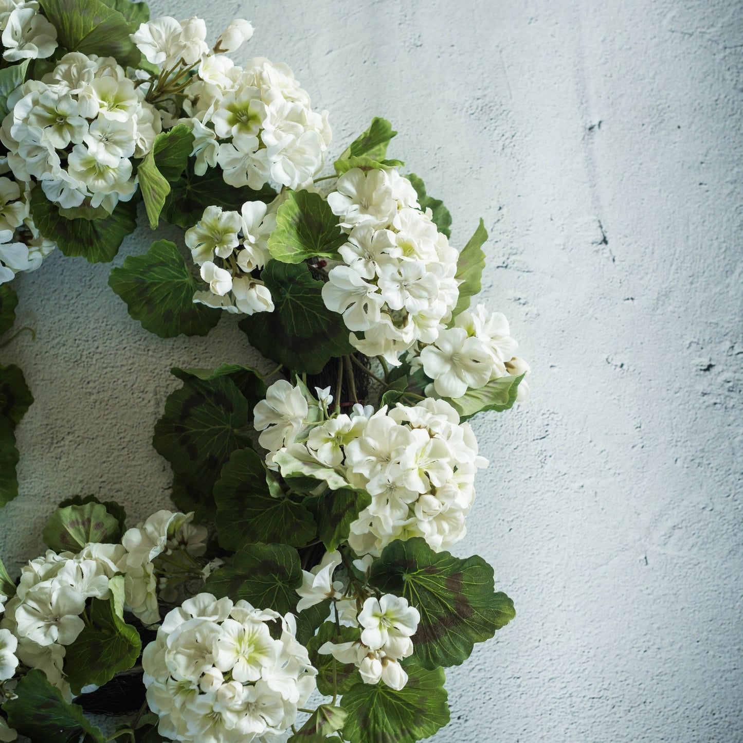 22" White Geranium Wreath